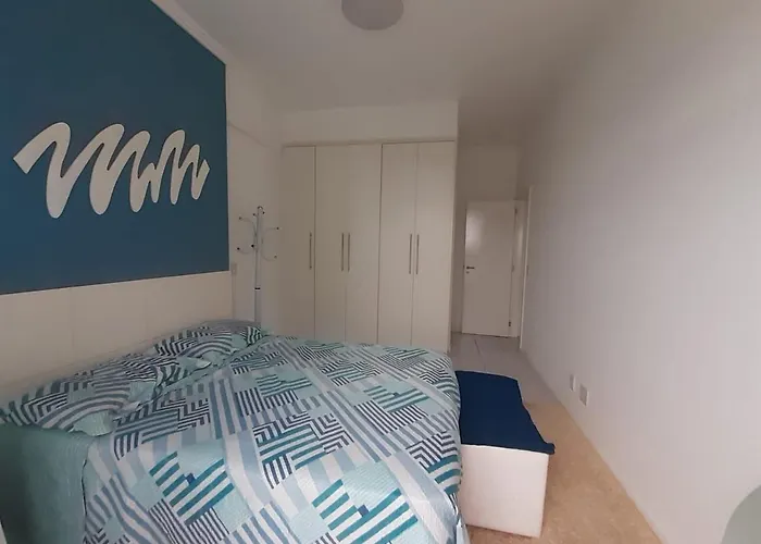 Localizado a 50 m da praia, na Prainha de Arraial do Cabo