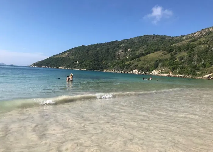 Localizado a 50 m da praia, na Prainha de Arraial do Cabo
